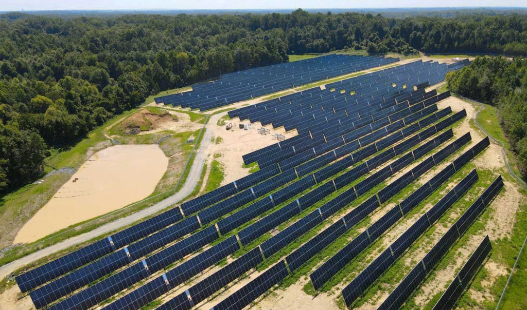 Auf dem Bild ist HEPs Solarpark in White Street (North Carolina USA) mit 9,3 Hektar Fläche abgebildet. Dieser ist seit November 2020 in Betrieb und produziert jährlich 7.480 MWh Strom.